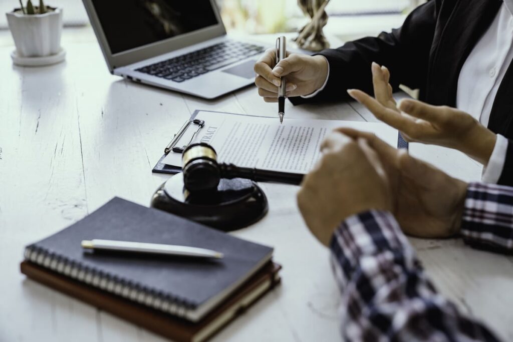 administrador concursal dando consejos a clientes sobre una mesa llena de libretas