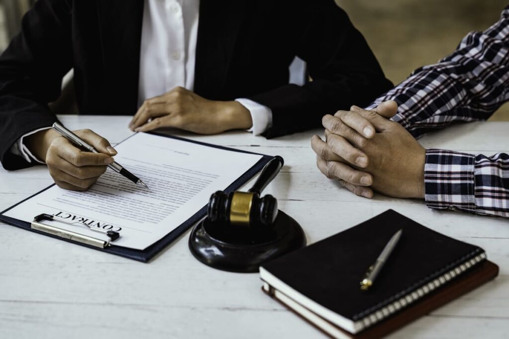 abogados asesorando sobre cuanto tardan en conceder la ley de segunda oportunidad