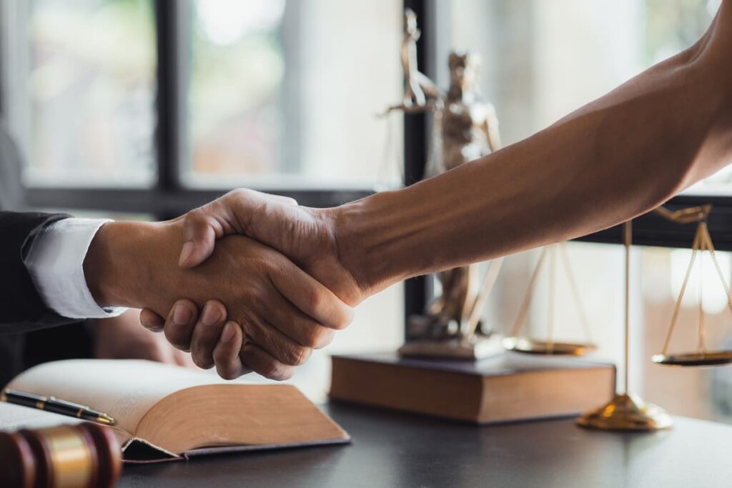 abogado y cliente dándose la mano para ley segunda oportunidad