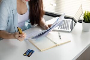 mujer haciendo cuentas en un escritorio para ley segunda oportunidad autonomos