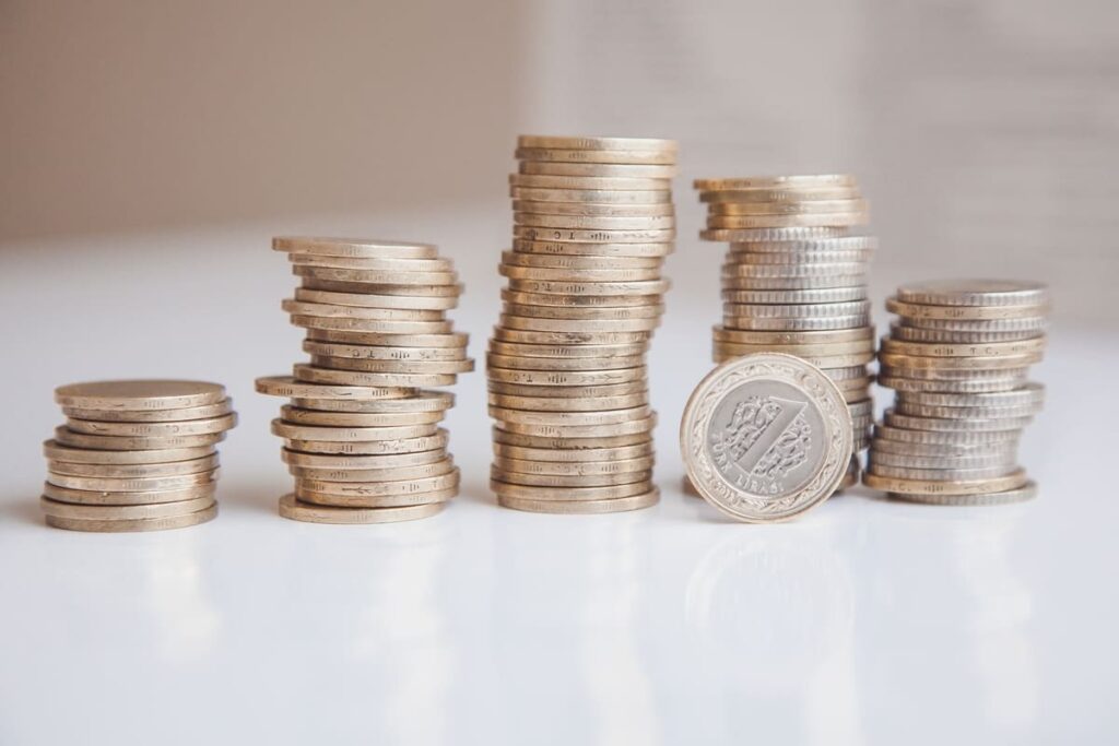 monedas en una mesa para saber si debo dinero